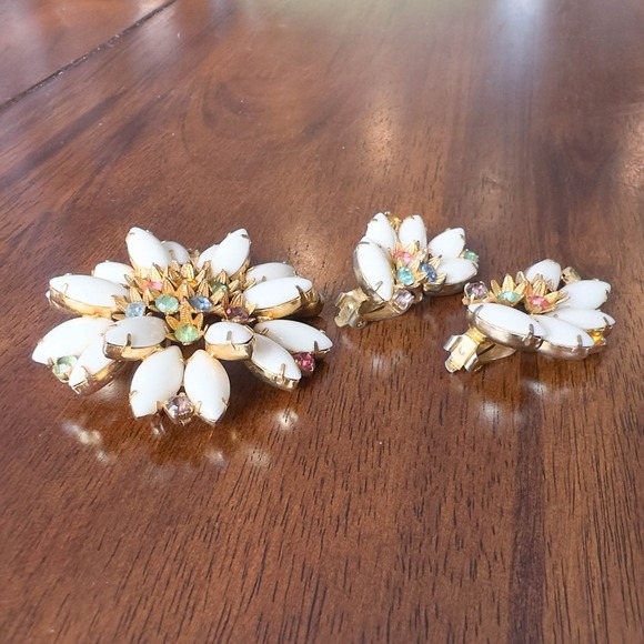 D&E Juliana White Milk Glass Navette Pastel Rhinestone Floral Brooch Earring Set - Picture 7 of 11